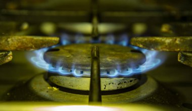 Yanan mavi alev gazı. Gaz ocaklarının ön ucuna odaklan..