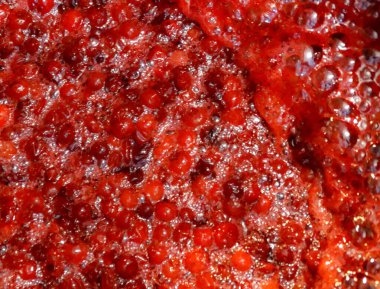 Üstünde haşlama reçel. Böğürtlen, yaban mersini ve yaban mersini reçeli, aşçılık süreci. Düz manzara. Kaynayan dutların soyut arkaplanı.