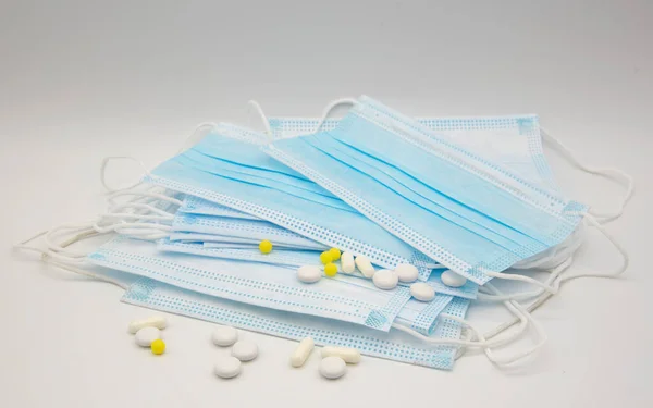 Блакитні Медичні Захисні Маски Різні Таблетки Білому Тлі — стокове фото