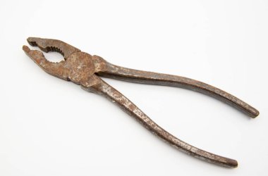 Beyaz arka planda paslı pense. Onarım için bireysel ögeler.