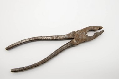 Beyaz arka planda paslı pense. Onarım için bireysel ögeler.