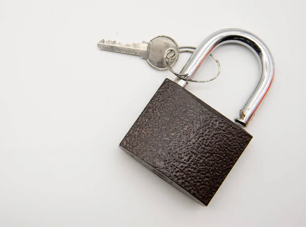 Candado Metal Con Llave Plata Sobre Fondo Blanco — Foto de Stock