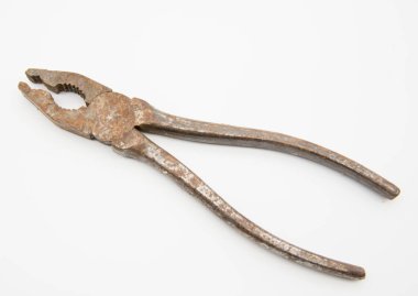 Beyaz arka planda paslı pense. Onarım için bireysel ögeler.