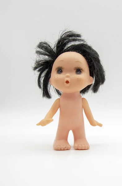 Маленькая Обнаженная Кукла Черными Волосами Стоит Белом Фоне Ретро Игрушки — стоковое фото
