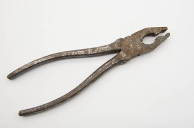 Beyaz arka planda paslı pense. Onarım için bireysel ögeler.