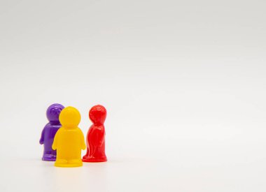 Beyaz arka planda birkaç küçük plastik renkli adam var..