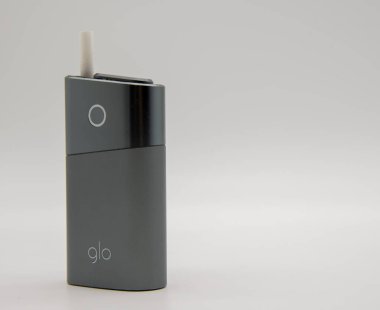 Rusya, Tuchkovo Köyü, Kasım 2020. GLO tütün ısıtıcısı, nikotin kullanımının alternatif bir metodu. Sigara değişimi, nikotin bağımlılığı, elektronik sigara ve vapura alternatif olarak....