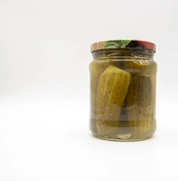 透明玻璃瓶 白色底座上有腌制黄瓜 — 图库照片