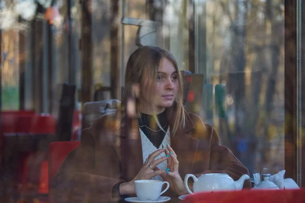 Retrato Levemente Embaçado Uma Menina Encantadora Bebendo Chá Feito Através — Fotografia de Stock