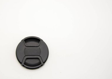 Beyaz zemin üzerinde siyah markasız DSLR lens kapağı