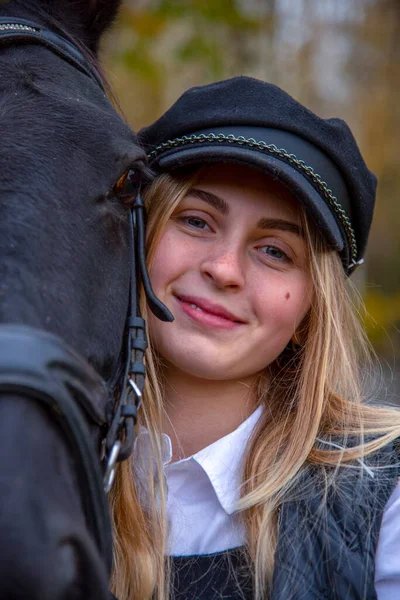 Porträtt Tonåring Flicka Med Långt Blont Hår Och Svart Mössa — Stockfoto