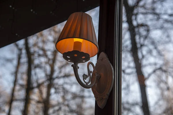 Égő Vintage Lámpa Ablakkereten Ablakon Kívül Van Egy Őszi Park — Stock Fotó