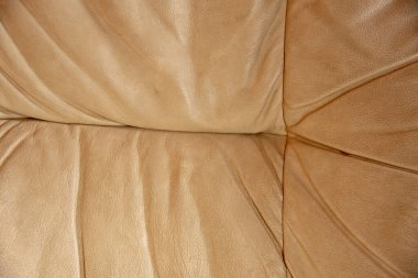 Çerçeve eski, aşınmış bej bir deri..