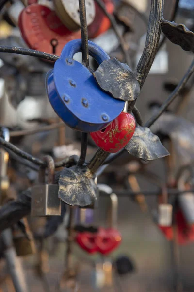 Ett Fragment Metallträ Med Lås Hängande Tecken Och Symboler Kärlek — Stockfoto