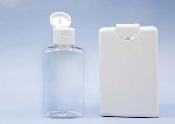 Transparante Lege Cosmetische Flessen Potten Een Zachte Blauwe Achtergrond — Stockfoto