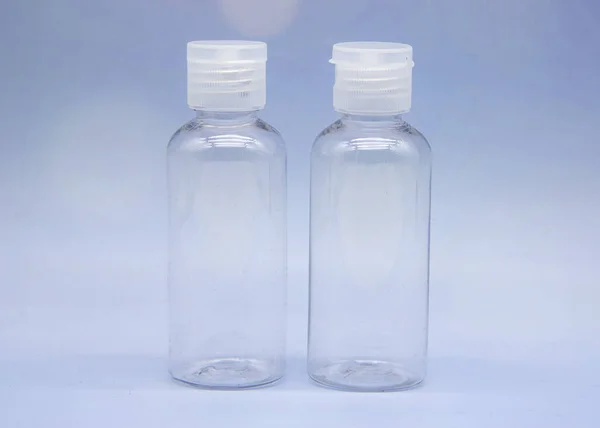 Transparante Lege Cosmetische Flessen Potten Een Zachte Blauwe Achtergrond — Stockfoto