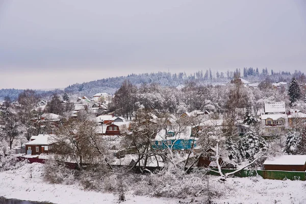 Besneeuwd Dorp Met Lichte Houten Huizen Achtergrond Van Het Bos — Stockfoto