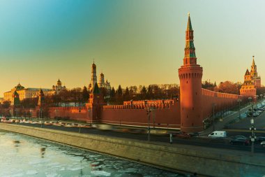 Rusya, Moskova, Kızıl Meydan, 9 Kasım 2020. Moskvoretsky Köprüsü 'nden Moskova nehri ve Kızıl Meydan' a bir kış günü. Batan güneşin sisinde tarihi binalar.