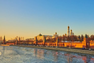 Rusya, Moskova, Kızıl Meydan, 9 Kasım 2020. Moskvoretsky Köprüsü 'nden Moskova nehri ve Kızıl Meydan' a bir kış günü. Batan güneşin sisinde tarihi binalar.