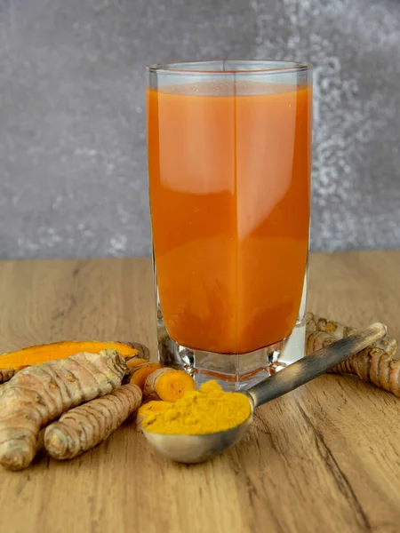 Vitamina Cocktail Arancione Vivo Bicchiere Chiaro Radice Curcuma Fresca Tavolo — Foto Stock