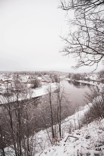 Hóval Borított Falu Színes Faházakkal Folyó Partján Egy Felhős Téli — Stock Fotó
