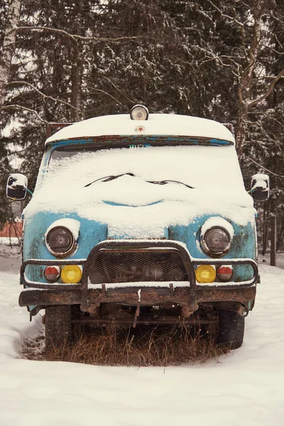 Ein Alter Rostiger Krankenwagen Steht Einem Trüben Wintertag Auf Einer — Stockfoto