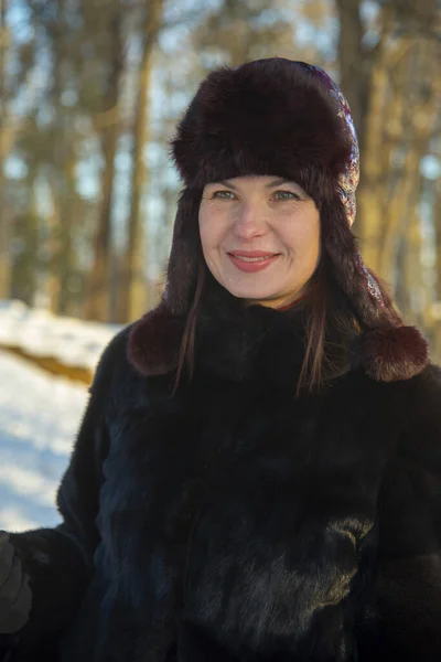 Портрет Жінки Середнього Віку Теплому Капелюсі Шубці Сонячний Зимовий День — стокове фото