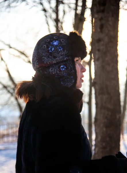 Retrato Una Mujer Mediana Edad Con Sombrero Caliente Abrigo Piel — Foto de Stock