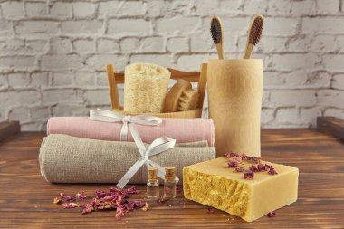 Doğal malzemelerden yapılmış organik kokulu el yapımı sabun ve kişisel bakım ürünleri. Sağlıklı yaşam tarzı kavramı.