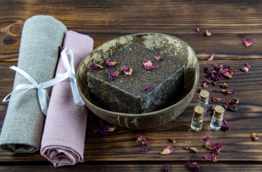 Hindistan cevizi kabında el yapımı organik aromatik sabun ve doğal malzemelerden yapılmış kişisel bakım malzemeleri. .