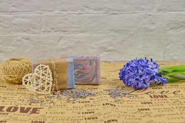 Renkli el yapımı sabun ve sümbül ambalaj kağıdına yazılmış aşk yazısıyla birlikte..