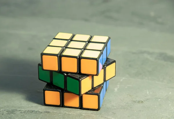 Яскрава Загадка Сірому Фоні Кубик Рубика Розібраному Вигляді — стокове фото
