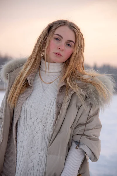 Retrato Una Chica Rubia Fondo Una Puesta Sol Una Noche — Foto de Stock