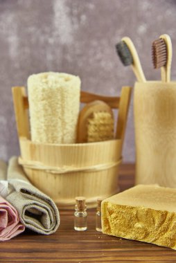 Tahta tezgahta organik maddelerden yapılmış el yapımı sabun ve kişisel bakım ürünleri. Sağlıklı yaşam tarzı kavramı..