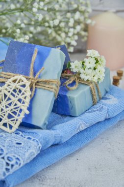 Parlak organik aromatik el yapımı sabun. Kişisel hijyen ürünleri, sağlıklı yaşam tarzı..