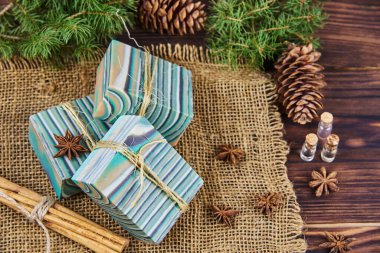 Parlak çizgili el yapımı sabun ve ahşap tezgahta çeşitli dekorlar..