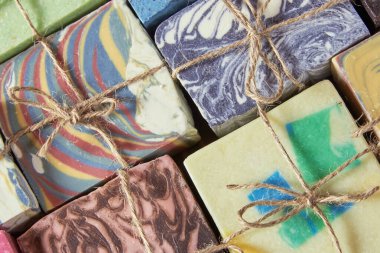 Tam kare doğal el yapımı sabun. Organik ürünler, sağlıklı yaşam tarzı.