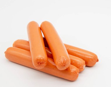 Taze lezzetli sosisler beyaz arka planda bir yığın halinde yatıyor..