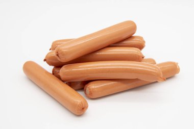 Taze lezzetli sosisler beyaz arka planda bir yığın halinde yatıyor..