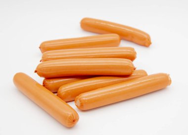 Taze lezzetli sosisler beyaz arka planda bir yığın halinde yatıyor..