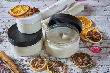 Nemlendirici krem organik, lavantalı ve portakallı, tuğla bir masada. El yapımı, doğal takviyeler, sağlıklı yaşam tarzı..