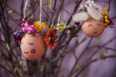 Komik yüzlü doğal paskalya yumurtaları..