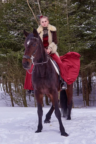 Una Chica Con Hermoso Vestido Borgoña Antigua Caballo Bosque Invierno — Foto de Stock