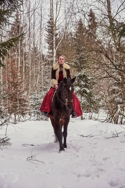 Una Chica Con Hermoso Vestido Borgoña Antigua Caballo Bosque Invierno — Foto de Stock