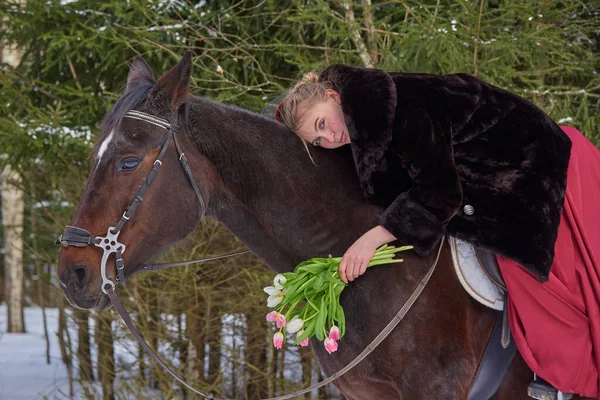 Una Chica Con Hermoso Vestido Borgoña Antigua Caballo Bosque Invierno — Foto de Stock