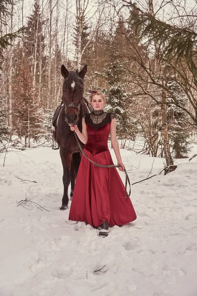 Una Chica Con Pelo Rubio Vestido Rojo Vintage Está Lado — Foto de Stock