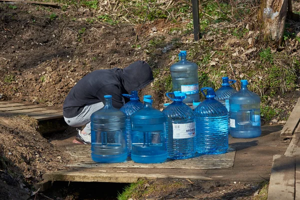 Rusland Regio Moskou April 2021 Een Jongeman Verzamelt Water Uit — Stockfoto