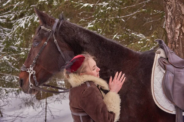 Stiliserad Retro Fotografering Flicka Med Häst Vinterskog — Stockfoto