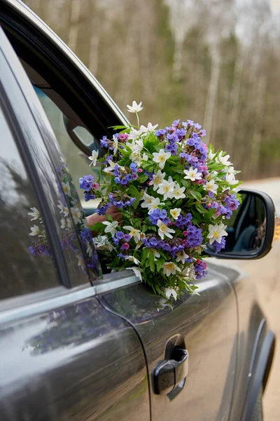 커다란 자동차 창문에 꽃다발을 이루고 — 스톡 사진