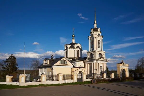 Ljus Elegant Gul Kyrka Mot Blå Himmel — Stockfoto